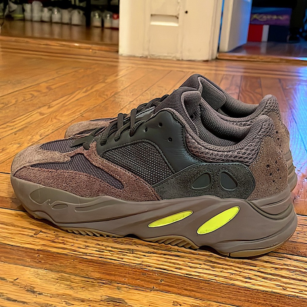 ADIDAS YEEZY BOOST 700 MAUVE . SIZE 9 US